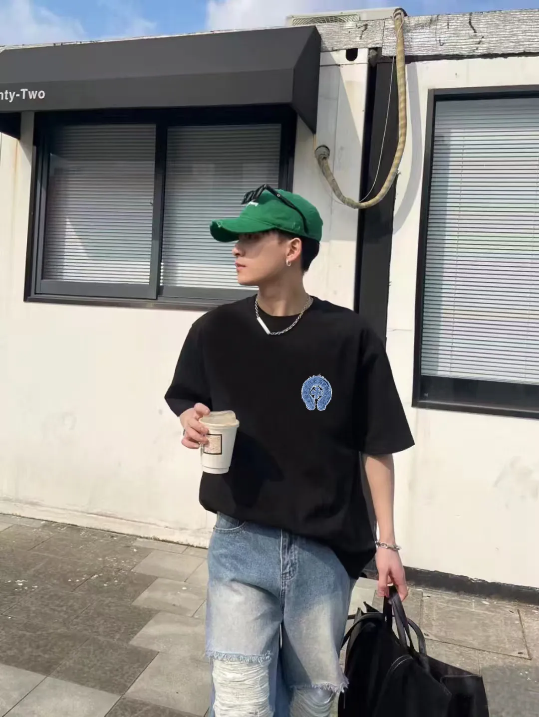 P190 Chrome Hearts CH Cross 26SS New product is hot at the same time💥 Early spring classic style Multiple craftsmanship Denim patch on the chest Horseshoe cross 🪡 Embroidery Large logo cross on the back Horseshoe denim patch Sanskrit ✝️🪡 Embroidery Round neck short-sleeved T-shirt, hot style, a style that both men and women like, same style for men and women, 100% chance of turning heads when wearing it! It’s all about being handsome. The designer’s classic sense is precisely grasped. The whole piece of clothing is heavy. Industrial washing process. Ready-made garments are dyed + sprayed for a horse effect. The double-wash process is very recognizable. It uses heavy washing to make it distressed. The edges of the patch are slightly rolled and naturally distressed. It has a three-dimensional sense of layering and a little damage. It is very visually lethal. It adheres to Kroxin's consistent rough style. The chest and back are large, and the horseshoe flower printed patch pattern is embroidered and decorated. It is also decorated with silver metal engraved distressed buttons. The classic elements full of brand recognition instantly enhance the overall sense of grade and specification. Its texture is quite high-end! The overall feeling is high-end, simple and elegant, with silver hardware accessories, a full set of customized accessories, and the pattern of the entire dress is all decorated with patchwork three-dimensional embroidery technology, which is the finishing touch of the entire dress. The design on the back is even more eye-catching! ! This full back is so cool, it’s full of design, and the overall upper body style highlights fashion and individuality. Wearing it together as a couple is even more popular on the street. I recommend the early autumn sweatshirt! ! The fabric is a unique 320g 100% cotton, which is skin-friendly, breathable, warm to the touch, has a strong texture, and has smooth lines. It can be called a back killer, which has very strict requirements on craftsmanship and cost. The smooth neckline, flat cuffs and hems, the stitches are large and tight, tight and orderly, and the details are perfect. The consistent OS version can be worn alone or layered. It is very casual, but very iconic! It is simply the flagship of high-end trendy brands and must be included in your wardrobe. It has the American fashion spirit of freedom and individuality, and is highly recognizable and stylized! Color: Black White Size: S-XL Size chart: S: Shoulder width 50-Bust 56-Length 70 M: Shoulder width 52-Bust 57-Length 72 L: Shoulder width 54-Bust 59-Length 74 XL: Shoulder width 56-Bust 62-Length 76